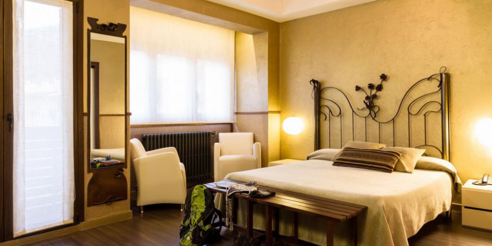 The Superior rooms with hydromassage offer a special atmosphere with a touch of elegance with golden tones and ironwork. They have air conditioning and a hydromassage bath in the bathroom with relaxing chromotherapy and a thermostatic rain sensation showe