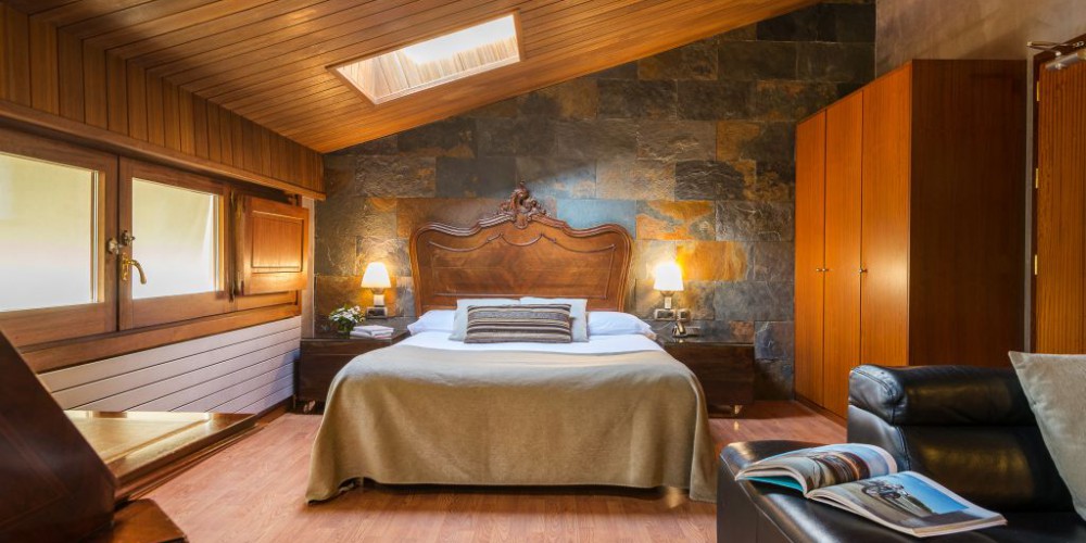 The Rustic Suite is an attic, with a window in the ceiling and the bathroom has a hydromassage bath tub. It is in the Petit Caçadors building.